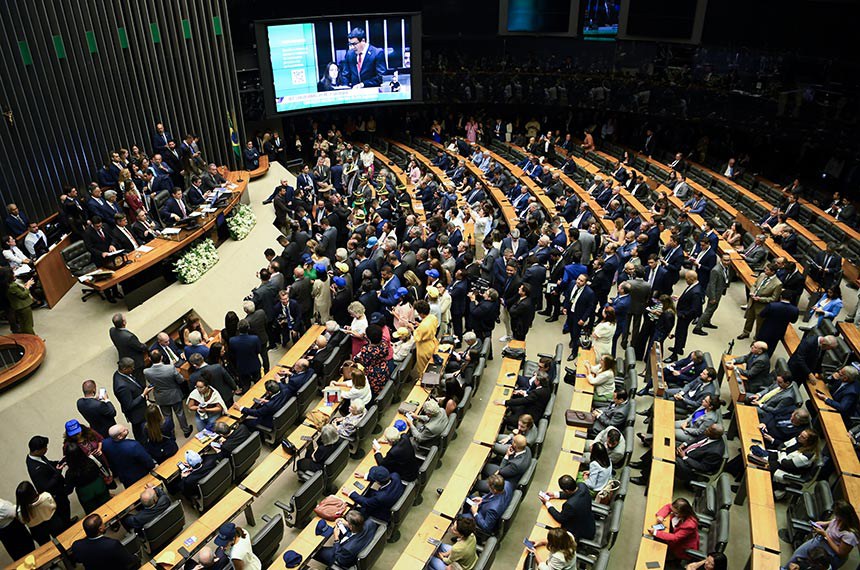 O Plenário analisa a Proposta de Emenda à Constituição (PEC)